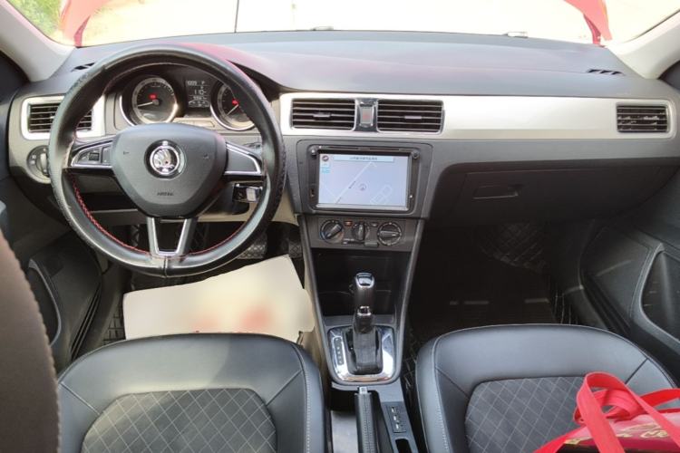 Used Skoda Rapid Spaceback 2018 1.6L Automatic Comfort Edition Center Console
