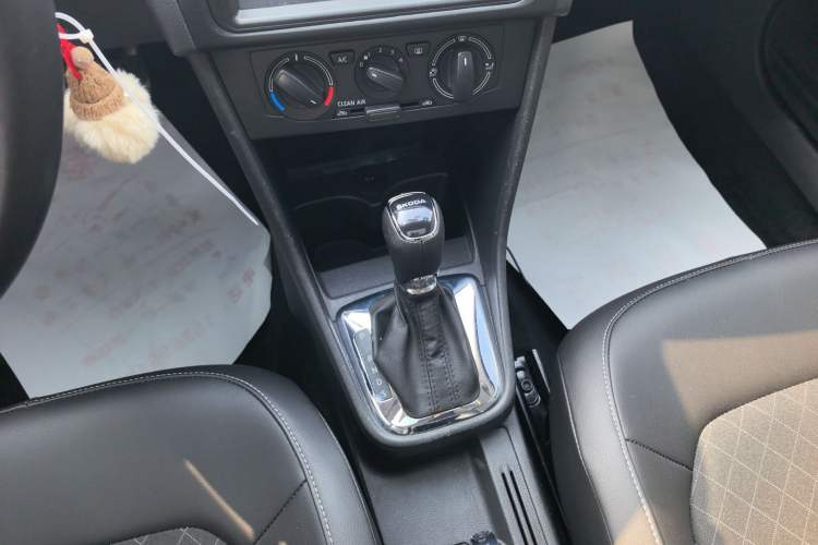 Used Skoda Rapid Spaceback 2018 1.6L Automatic Comfort Edition Gear Lever