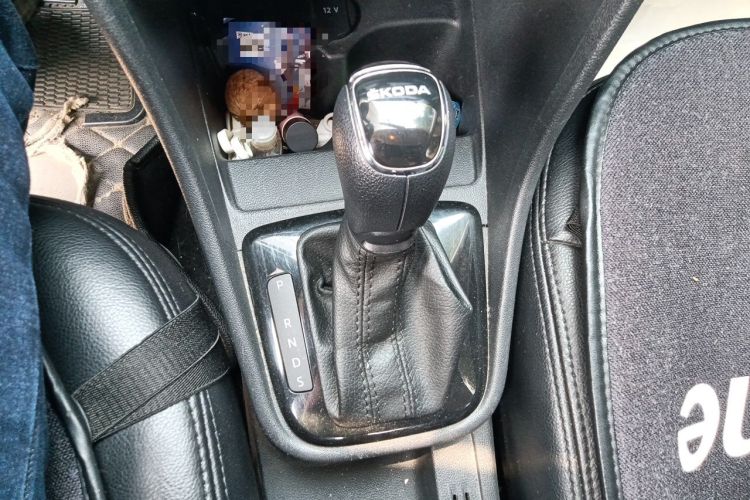 Used Skoda Rapid Spaceback 2018 1.6L Automatic Standard Edition Gear Lever