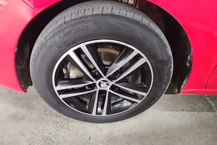 Used Skoda Rapid Spaceback 2018 1.6L Automatic Sport Edition Left Front Wheel Hub