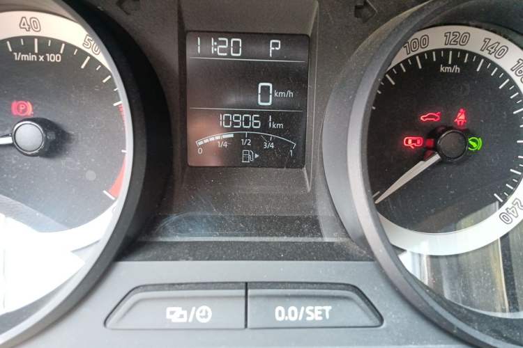 Used Skoda Rapid Spaceback 2018 1.6L Automatic Standard Edition Odometer Close Up