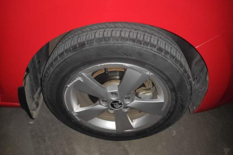 Used Skoda Rapid Spaceback 2018 1.6L Automatic Comfort Edition Right Front Wheel Hub