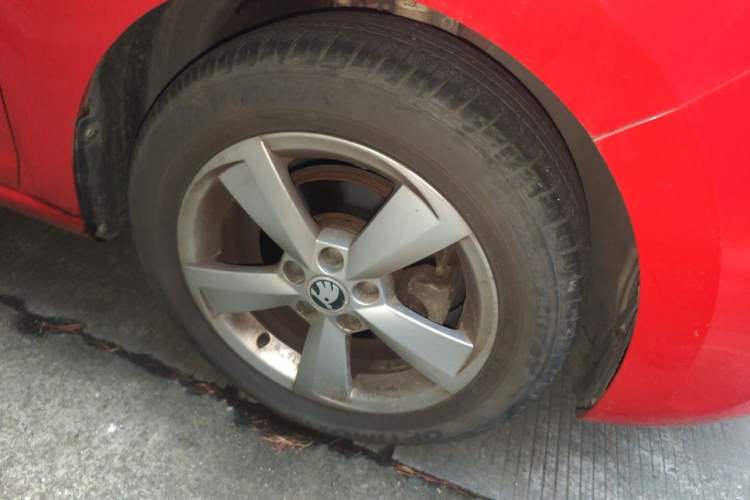 Used Skoda Rapid Spaceback 2018 1.6L Automatic Comfort Edition Right Front Wheel Hub