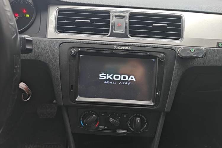 Used Skoda Rapid Spaceback 2018 1.6L Automatic Comfort Edition Audio And AC Panel