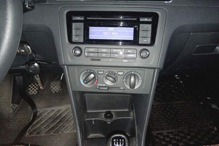 Used Skoda Rapid Spaceback 2018 1.6L Manual Standard Edition Audio And AC Panel
