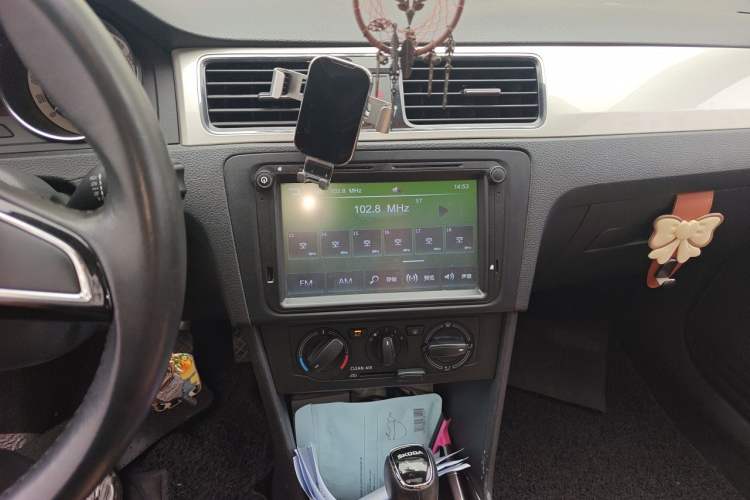 Used Skoda Rapid Spaceback 2018 1.6L Automatic Comfort Edition Audio And AC Panel