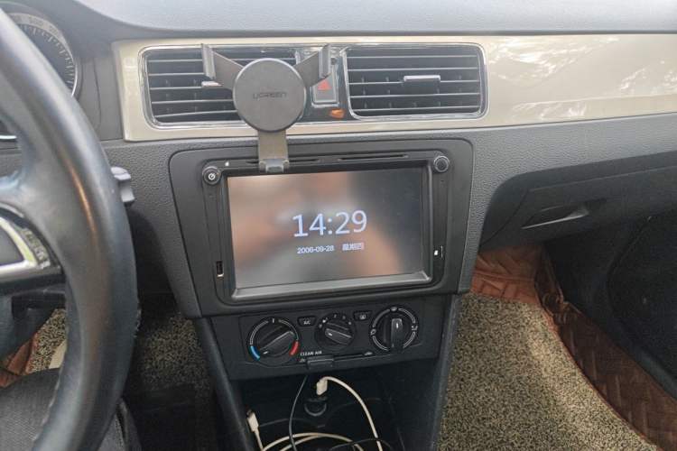 Used Skoda Rapid Spaceback 2018 1.6L Automatic Comfort Edition Audio And AC Panel