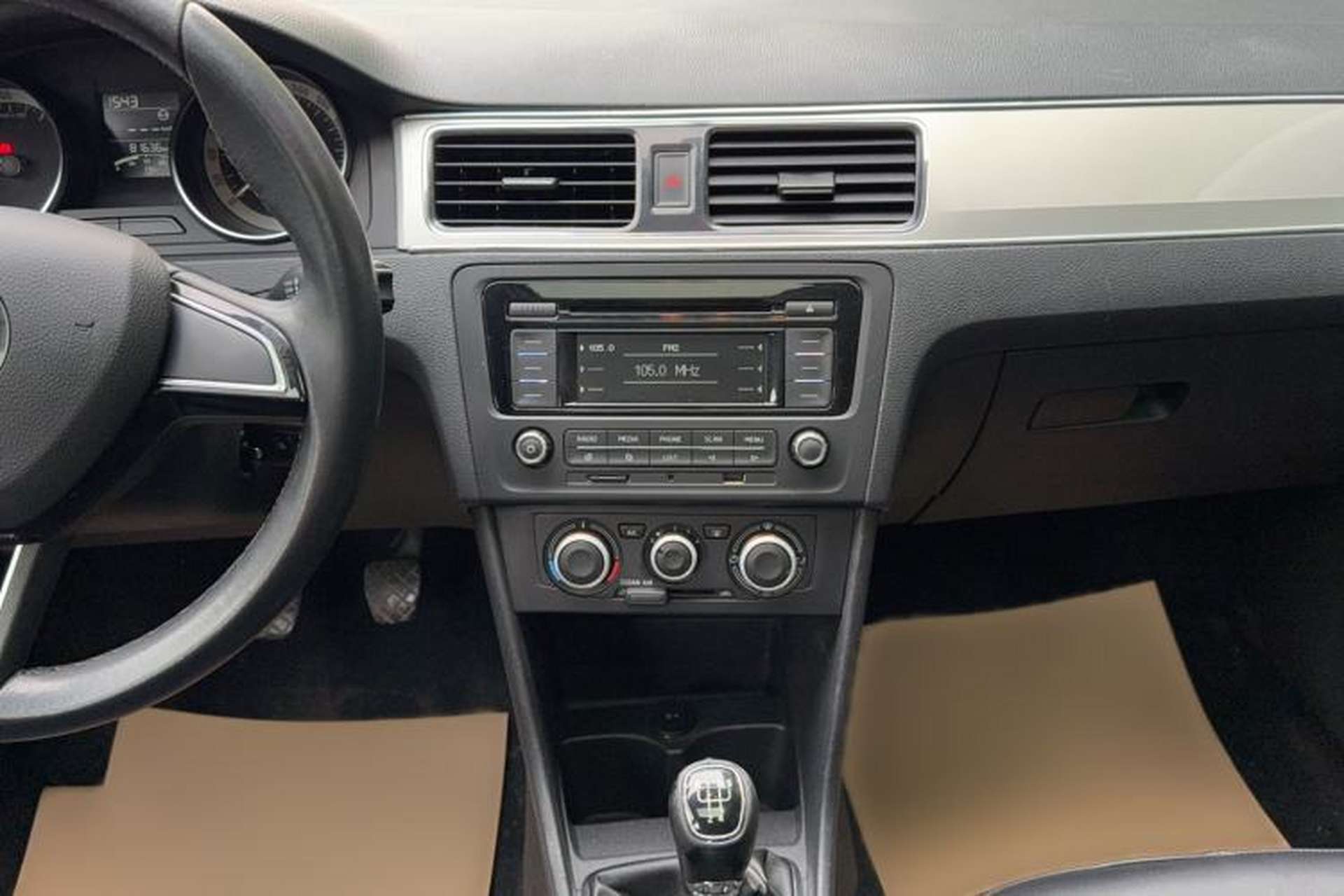 Used Skoda Rapid Spaceback 2018 1.6L Manual Comfort Edition Audio And AC Panel