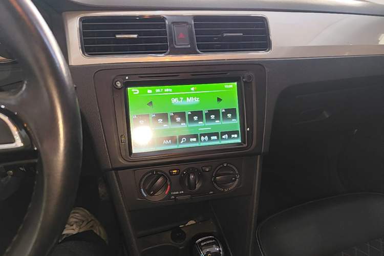 Used Skoda Rapid Spaceback 2018 1.6L Automatic Comfort Edition Audio And AC Panel