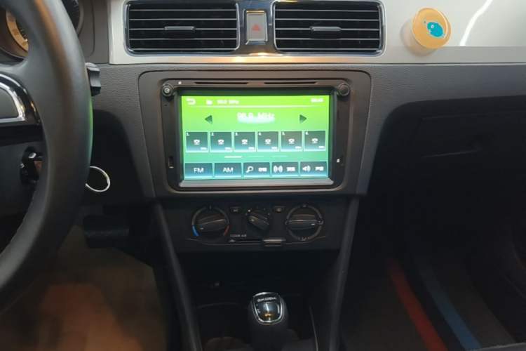 Used Skoda Rapid Spaceback 2018 1.6L Automatic Comfort Edition Audio And AC Panel