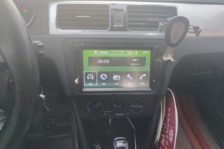 Used Skoda Rapid Spaceback 2018 1.6L Automatic Comfort Edition Audio And AC Panel