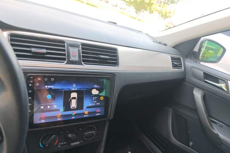 Used Skoda Rapid Spaceback 2018 1.6L Automatic Comfort Edition Audio And AC Panel