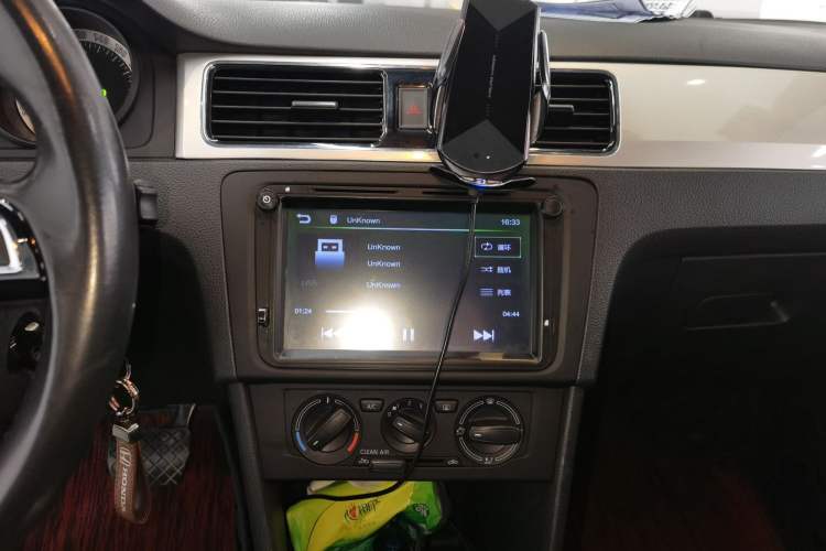 Used Skoda Rapid Spaceback 2018 1.6L Automatic Comfort Edition Audio And AC Panel