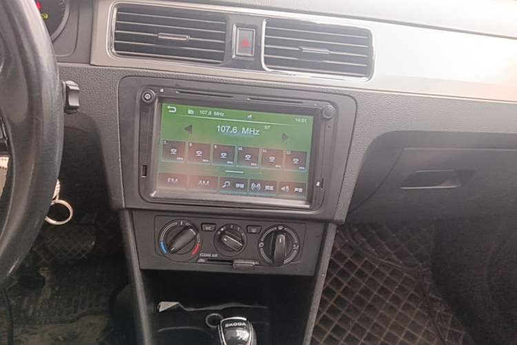 Used Skoda Rapid Spaceback 2018 1.6L Automatic Comfort Edition Audio And AC Panel