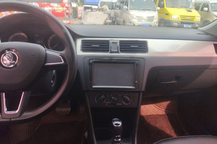 Used Skoda Rapid Spaceback 2018 1.6L Automatic Comfort Edition Audio And AC Panel