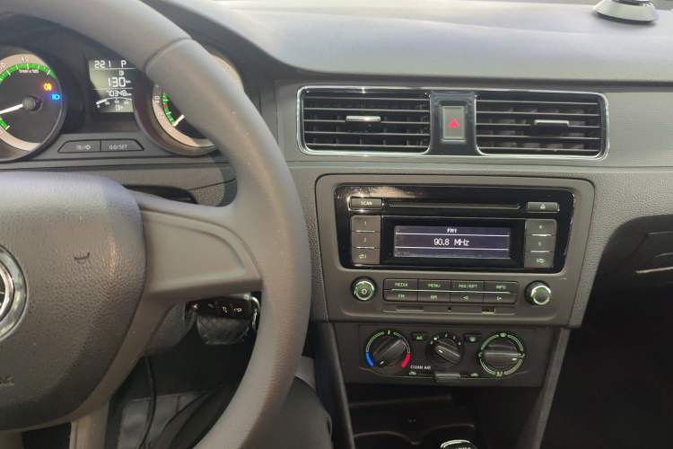 Used Skoda Rapid Spaceback 2018 1.6L Automatic Standard Edition Audio And AC Panel