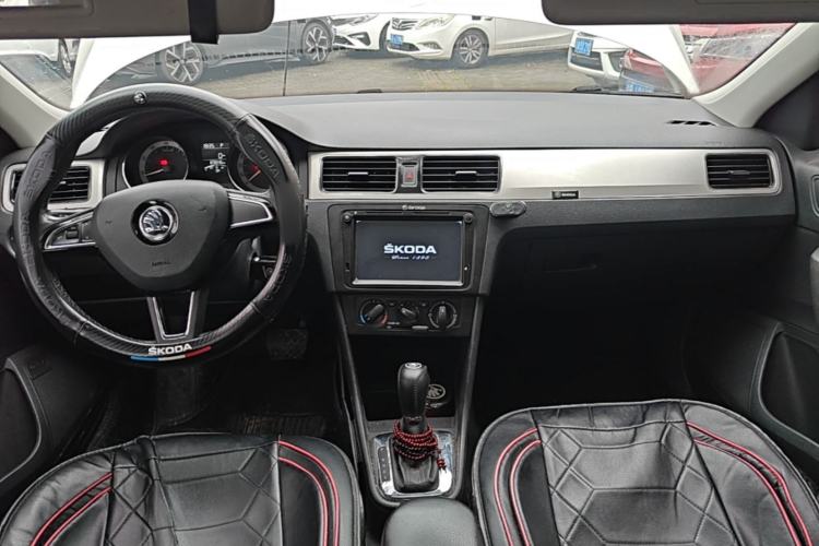 Used Skoda Rapid Spaceback 2018 1.6L Automatic Comfort Edition Center Console