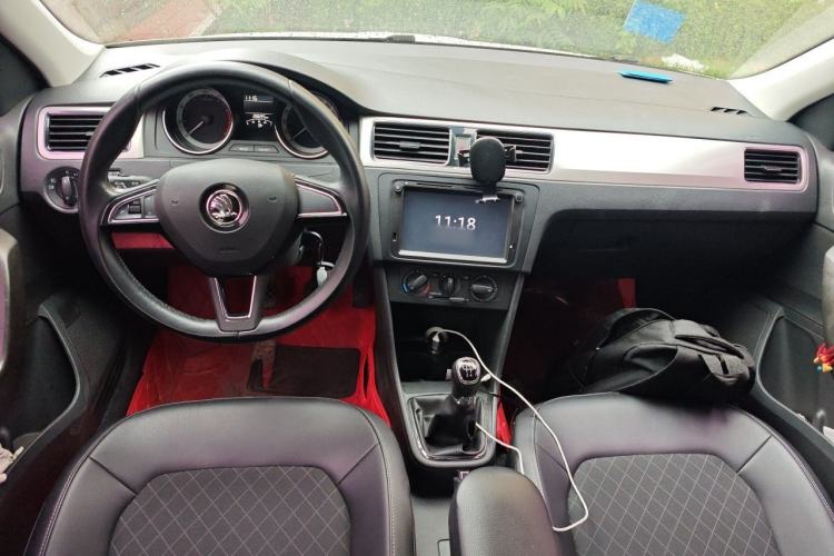 Used Skoda Rapid Spaceback 2018 1.6L Manual Comfort Edition Center Console