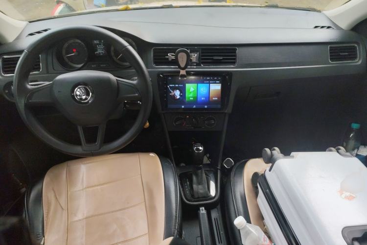 Used Skoda Rapid Spaceback 2018 1.6L Automatic Standard Edition Center Console