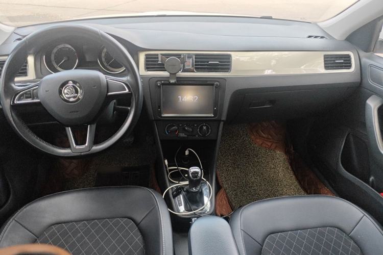 Used Skoda Rapid Spaceback 2018 1.6L Automatic Comfort Edition Center Console