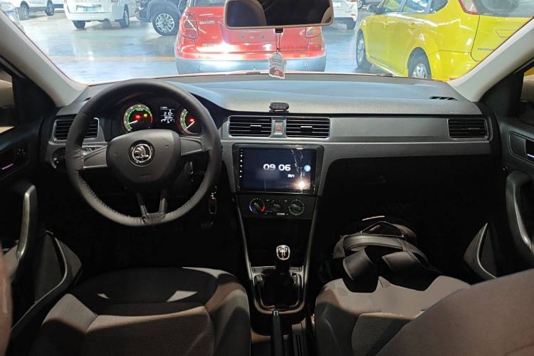 Used Skoda Rapid Spaceback 2018 1.4L Manual Standard Edition Center Console
