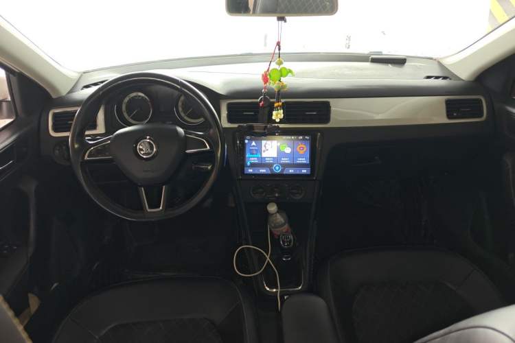 Used Skoda Rapid Spaceback 2018 1.6L Manual Comfort Edition Center Console