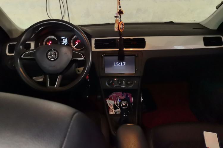 Used Skoda Rapid Spaceback 2018 1.6L Manual Comfort Edition Center Console