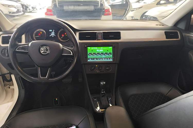 Used Skoda Rapid Spaceback 2018 1.6L Automatic Comfort Edition Center Console