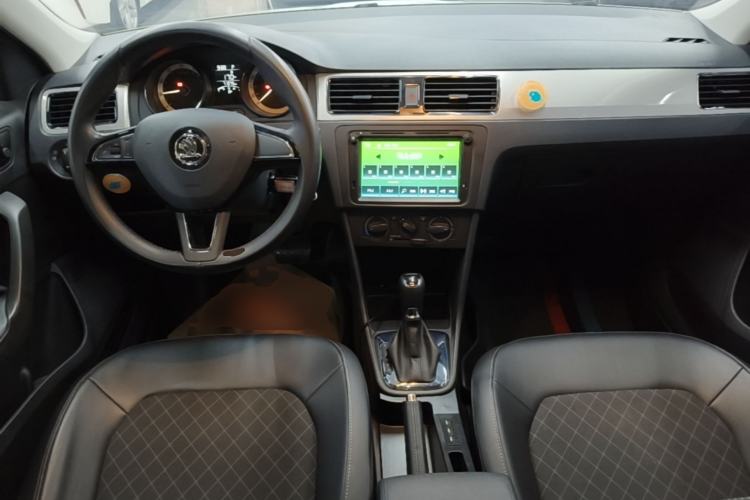 Used Skoda Rapid Spaceback 2018 1.6L Automatic Comfort Edition Center Console