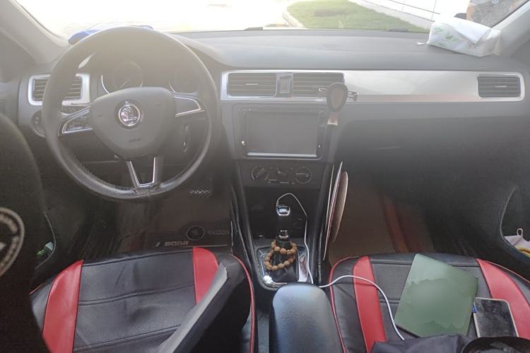 Used Skoda Rapid Spaceback 2018 1.6L Automatic Comfort Edition Center Console