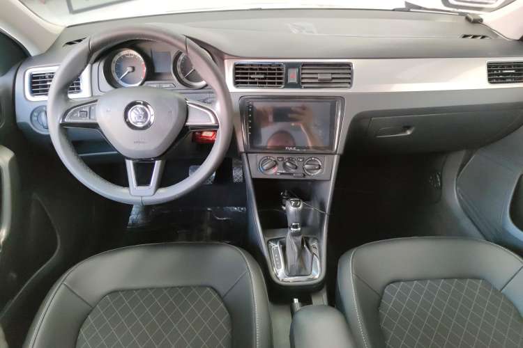 Used Skoda Rapid Spaceback 2018 1.6L Automatic Comfort Edition Center Console