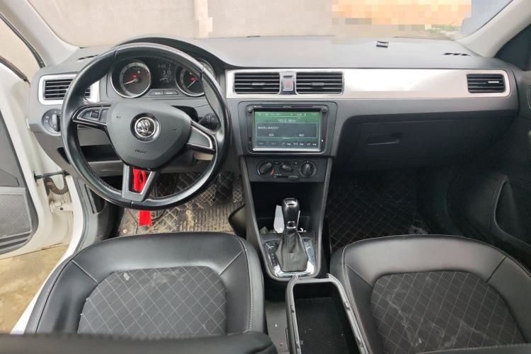 Used Skoda Rapid Spaceback 2018 1.6L Automatic Comfort Edition Center Console