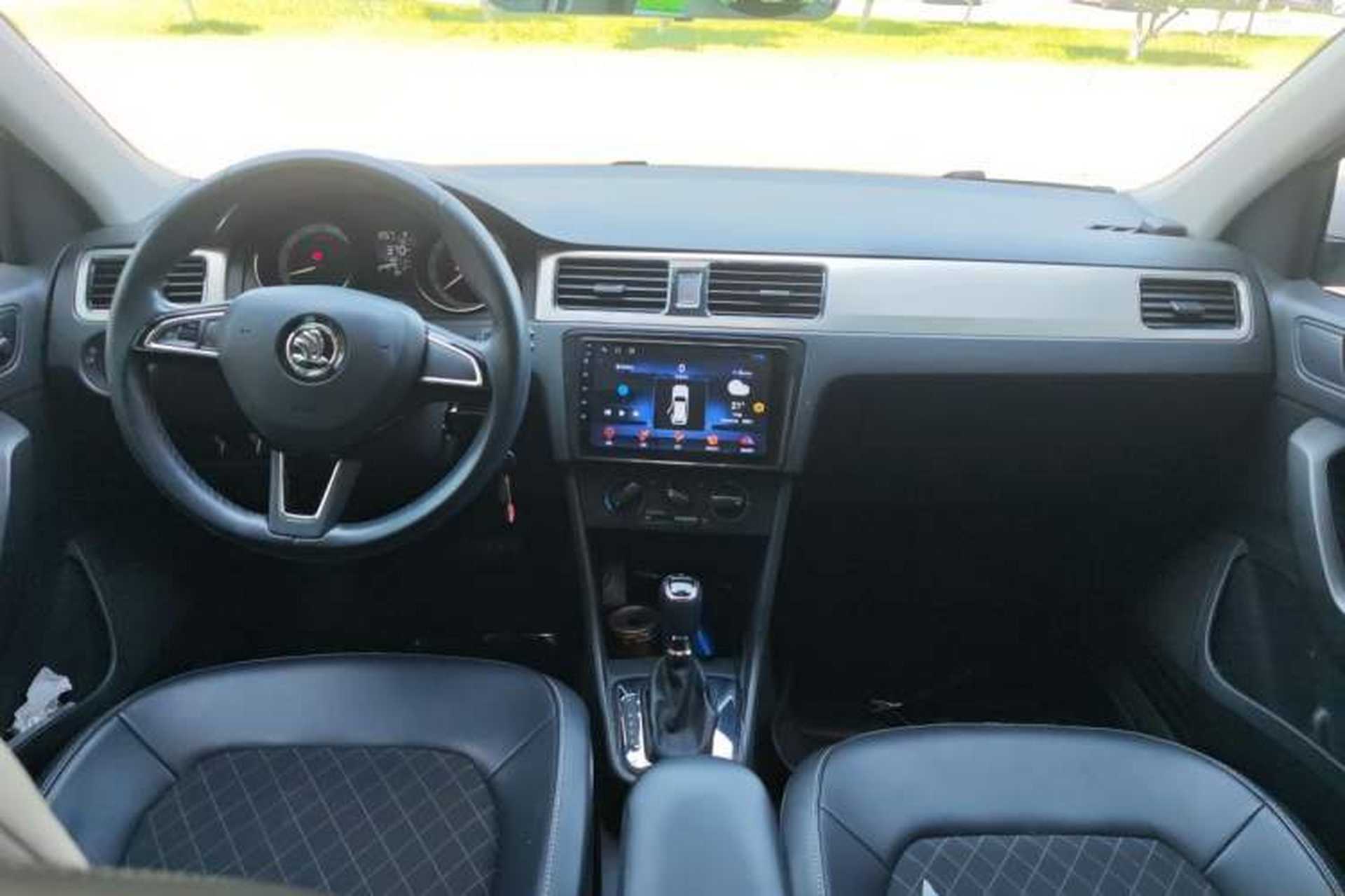 Used Skoda Rapid Spaceback 2018 1.6L Automatic Comfort Edition Center Console