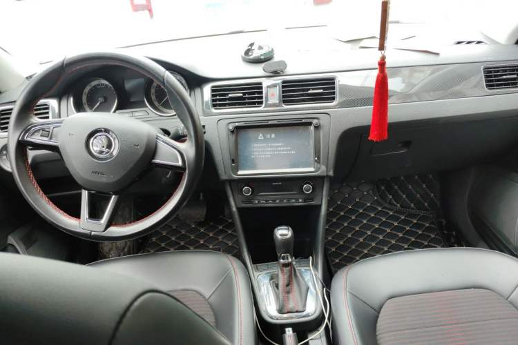 Used Skoda Rapid Spaceback 2018 1.6L Automatic Sport Edition Center Console