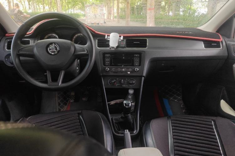 Used Skoda Rapid Spaceback 2018 1.6L Manual Standard Edition Center Console