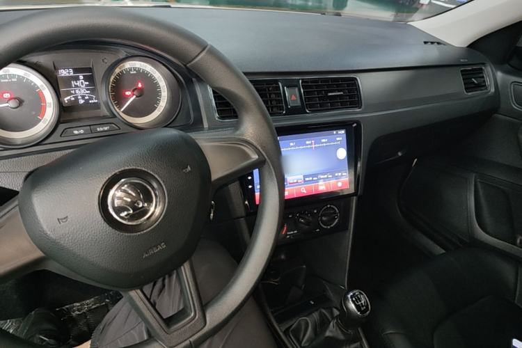 Used Skoda Rapid Spaceback 2018 1.4L Manual Standard Edition Center Console
