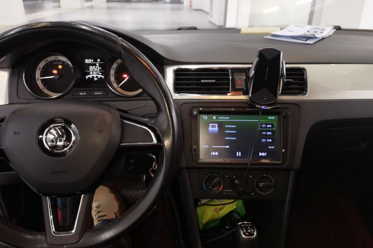 Used Skoda Rapid Spaceback 2018 1.6L Automatic Comfort Edition Center Console