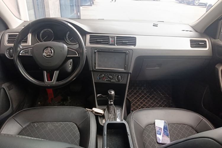 Used Skoda Rapid Spaceback 2018 1.6L Automatic Comfort Edition Center Console
