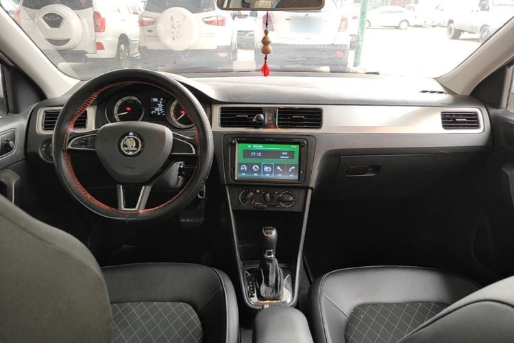 Used Skoda Rapid Spaceback 2018 1.6L Automatic Comfort Edition Center Console