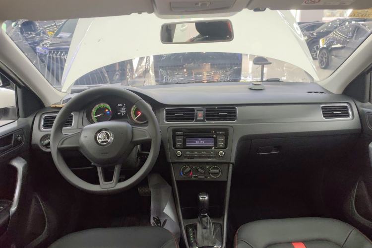 Used Skoda Rapid Spaceback 2018 1.6L Automatic Standard Edition Center Console