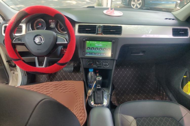 Used Skoda Rapid Spaceback 2018 1.6L Automatic Comfort Edition Center Console