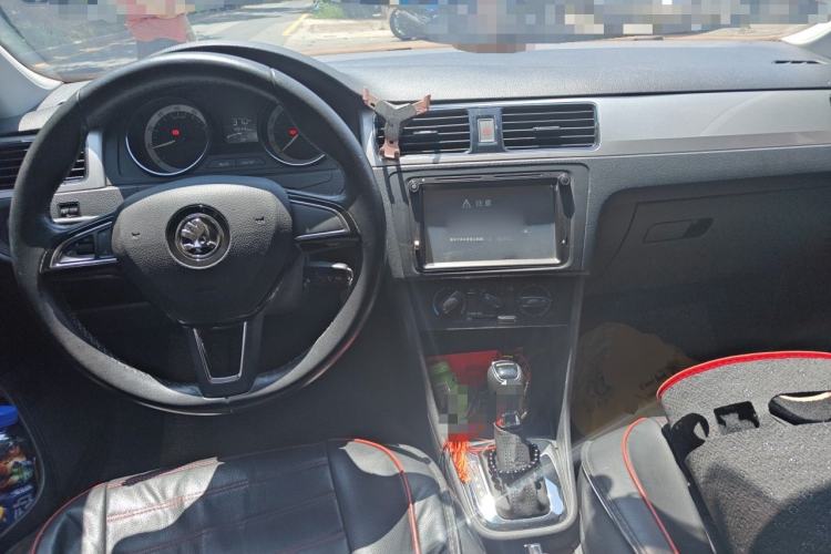 Used Skoda Rapid Spaceback 2018 1.6L Automatic Comfort Edition Center Console