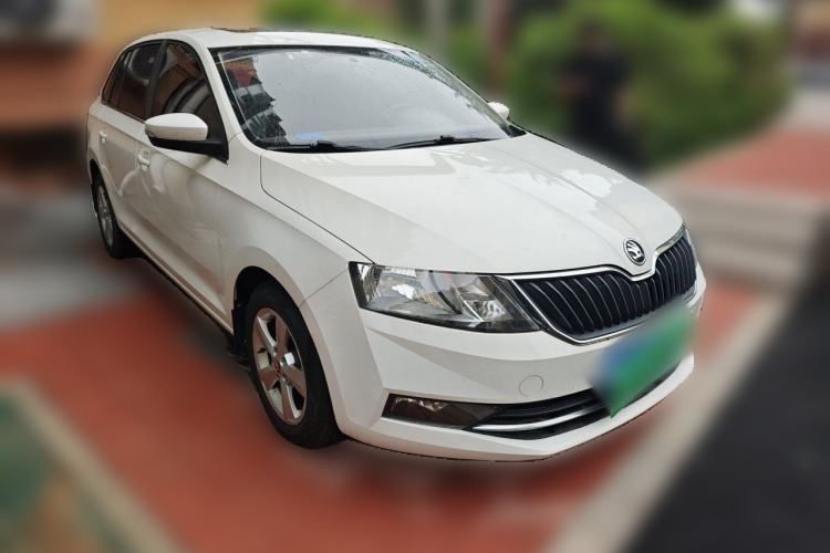 Used Skoda Rapid Spaceback 2018 1.6L Manual Comfort Edition Front Right 45 Deg