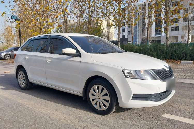 Used Skoda Rapid Spaceback 2018 1.6L Manual Standard Edition Front Right 45 Deg
