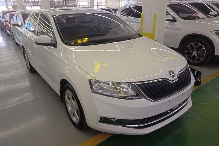 Used Skoda Rapid Spaceback 2018 1.6L Manual Comfort Edition Front Right 45 Deg