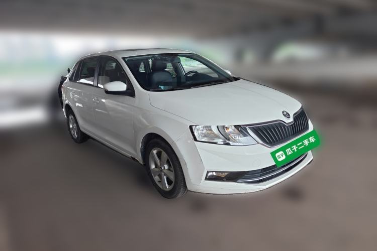 Used Skoda Rapid Spaceback 2018 1.6L Manual Comfort Edition Front Right 45 Deg
