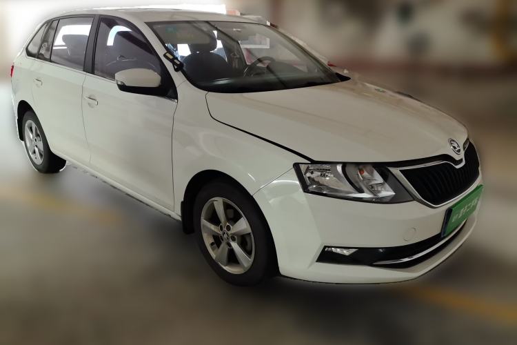 Used Skoda Rapid Spaceback 2018 1.6L Manual Comfort Edition Front Right 45 Deg