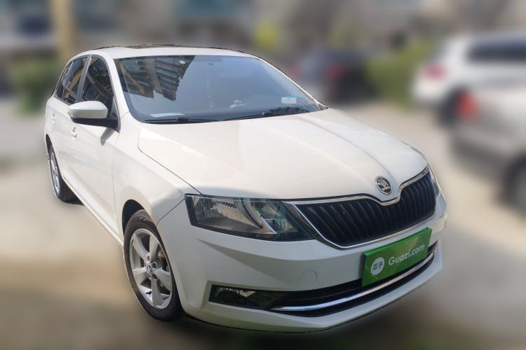 Used Skoda Rapid Spaceback 2018 1.6L Automatic Comfort Edition Front Right 45 Deg