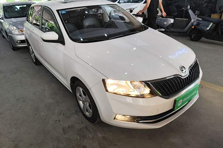 Used Skoda Rapid Spaceback 2018 1.6L Automatic Comfort Edition Front Right 45 Deg