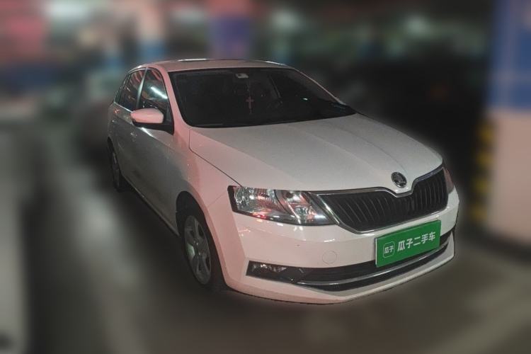 Used Skoda Rapid Spaceback 2018 1.6L Automatic Comfort Edition Front Right 45 Deg